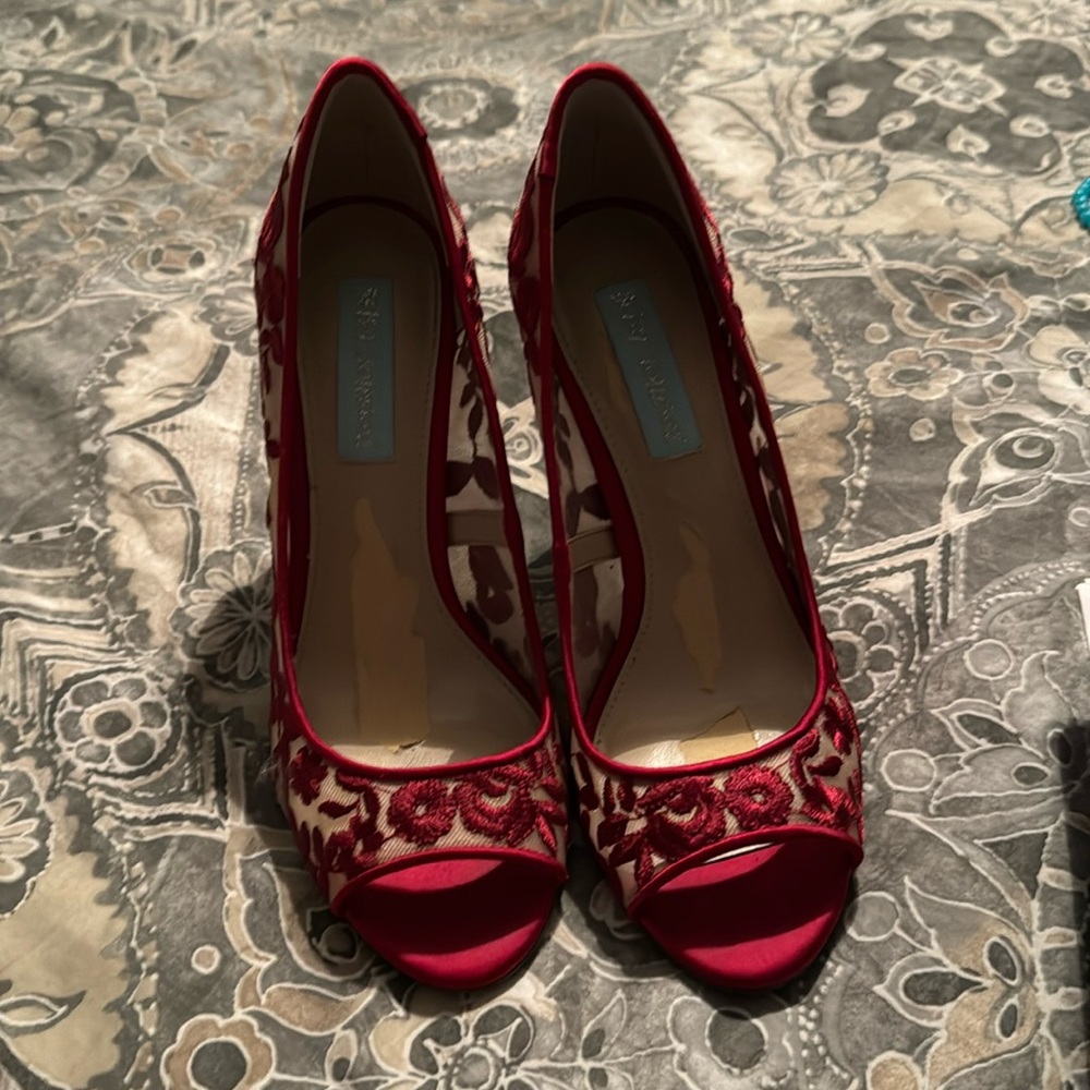 Betsy Johnson lace pumps
